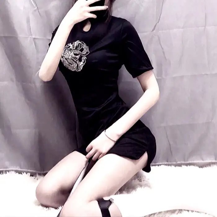 使用下方 20 个影片名，按顺序一一对应，不要改动片名文字，只根据片名和括号内类型提示来虚构全新的故事内容： 暗夜寻宝 兴致高昂 庭院重重 女明星艳史 惊世巨鳄 男人与女人 咖啡风暴 此生要去的100个地方 银翼杀手 致命女郎 传说 养鬼屋 没有幻想的爱 最佳鬼友 娜希德 魔翼杀手 快活的乔治 荒野逃亡 黎明前的两个夜晚 我生涯中最美的一周
